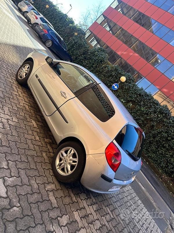 Usata Renault Clio II LE 75 CV (55 kW) 2007 Grigio Berlina