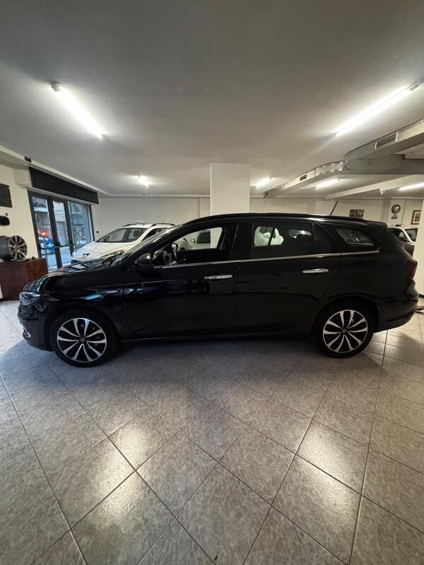 Usata Fiat Tipo Easy 120 CV (88 kW) 2018 Nero Station wagon