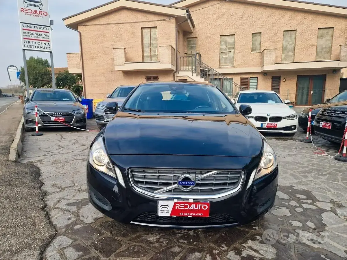 Usata Volvo V60 R-Design Momentum 115 CV (84 kW) 2013 Nero Station wagon