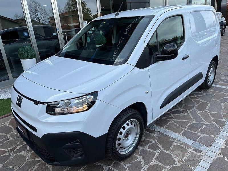 Usata Fiat Doblò 131 CV (96 kW) 2024 Bianco Monovolume