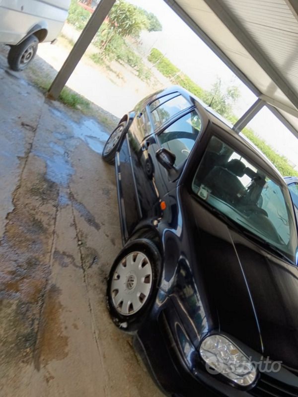 Usata VW Golf IV 110 CV (80 kW) 2001 Blu Utilitaria