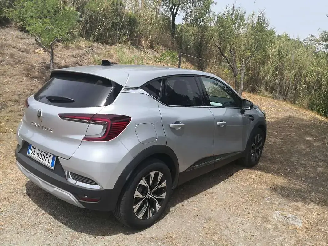 Usata Renault Captur Techno 101 CV (74 kW) 2024 Argento SUV