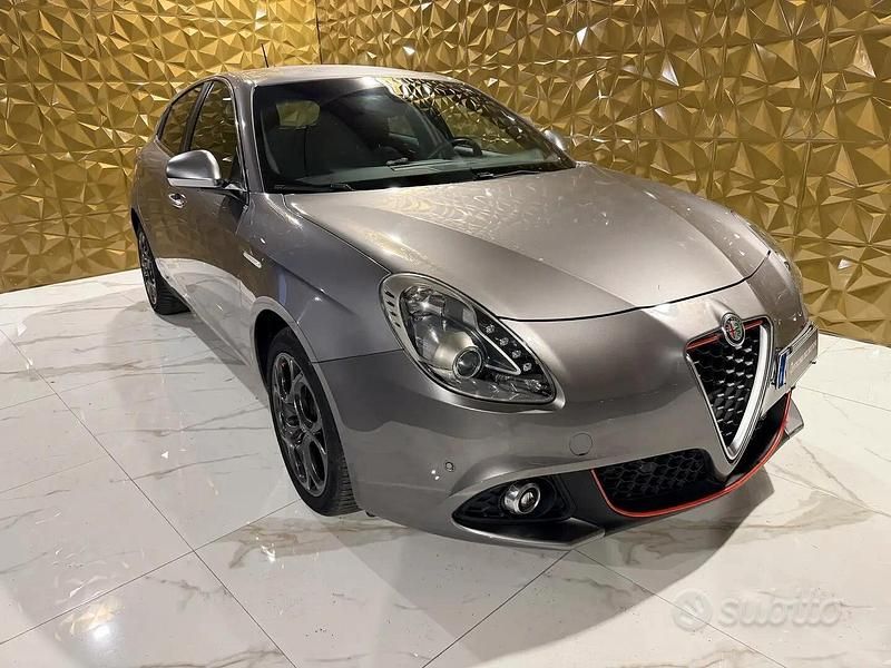 Grigio Usata 2018 Alfa Romeo Giulietta Tre volumi | 10.100 € (Buon prezzo) - Immagine 1/4