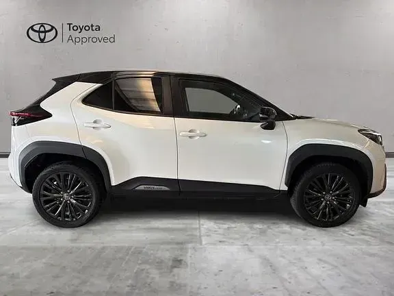 Usata Toyota Yaris Cross 116 CV (85 kW) 2021 Pearl white & black SUV