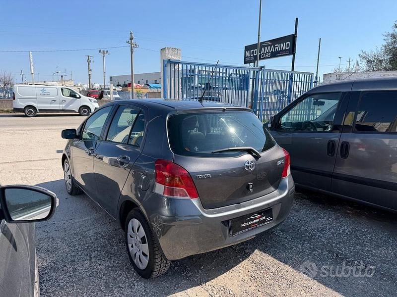 Usata Toyota Yaris Sol 70 CV (51 kW) 2009 Grigio Utilitaria