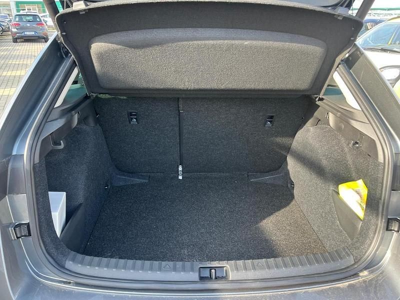 Usado Skoda Scala Selection 115 CV (84 kW) 2024 Gris Utilitario