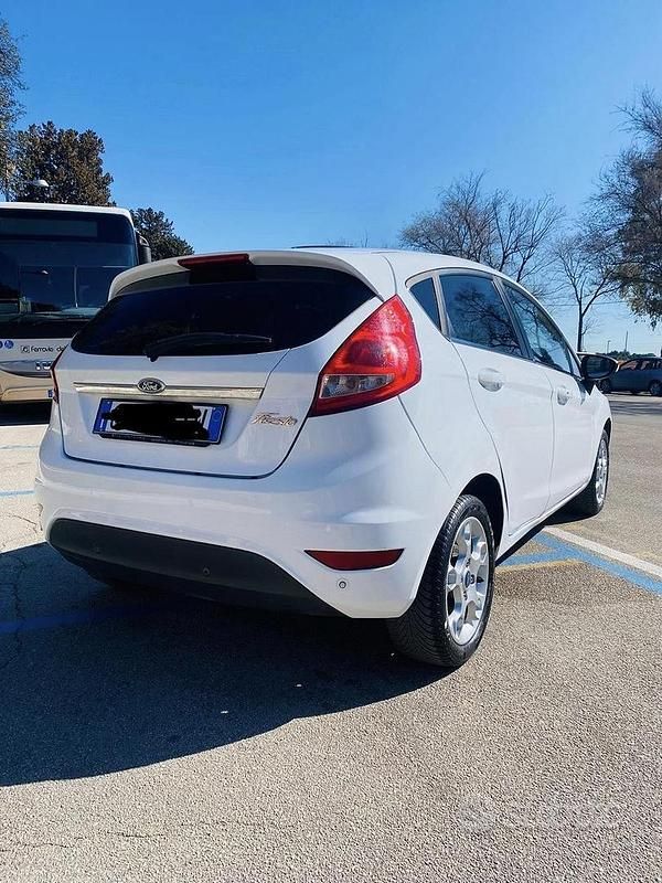 Usata Ford Fiesta 70 CV (51 kW) 2011 Bianco Utilitaria
