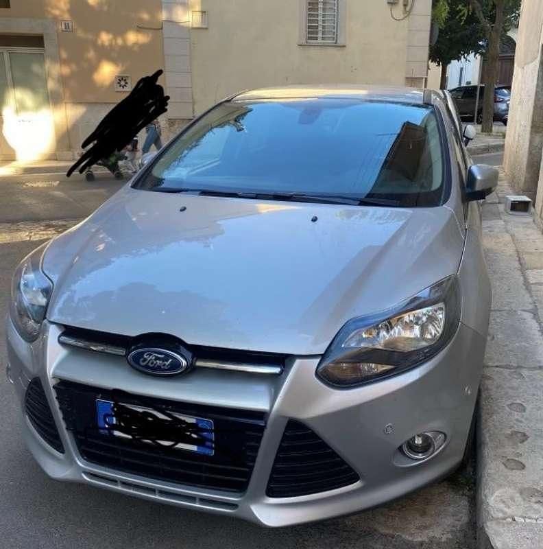 Grigio Usata 2013 Ford Focus Titanium Tre volumi | 5200 € (Buon prezzo) - Immagine 1/4