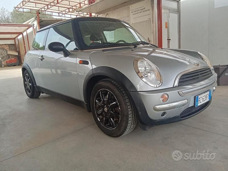 Grigio Usata 2002 Mini ONE Due volumi | 2500 € (Buon prezzo) - Immagine 1/4