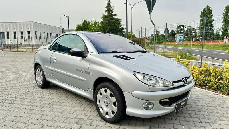Usata Peugeot 206 CC Quiksilver 110 CV (80 kW) 2004 Argento Cabrio