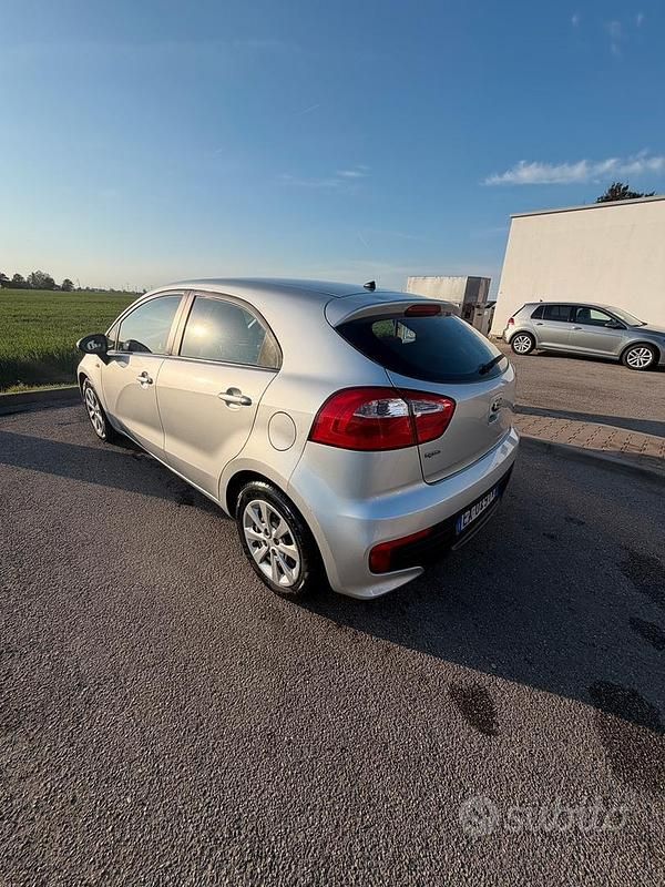 Usata Kia Rio Active 75 CV (55 kW) 2015 Grigio Berlina