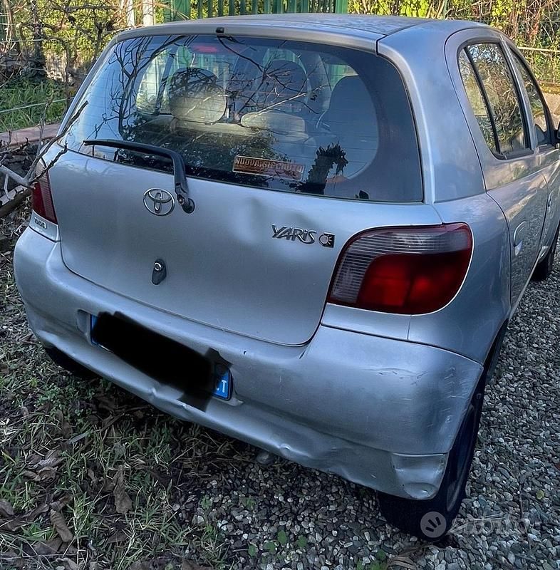 Usata Toyota Yaris Sol 68 CV (50 kW) 1999 Grigio Utilitaria