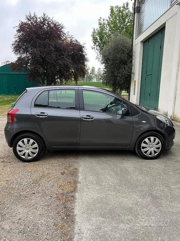 Usata Toyota Yaris 87 CV (63 kW) 2008 Grigio Utilitaria