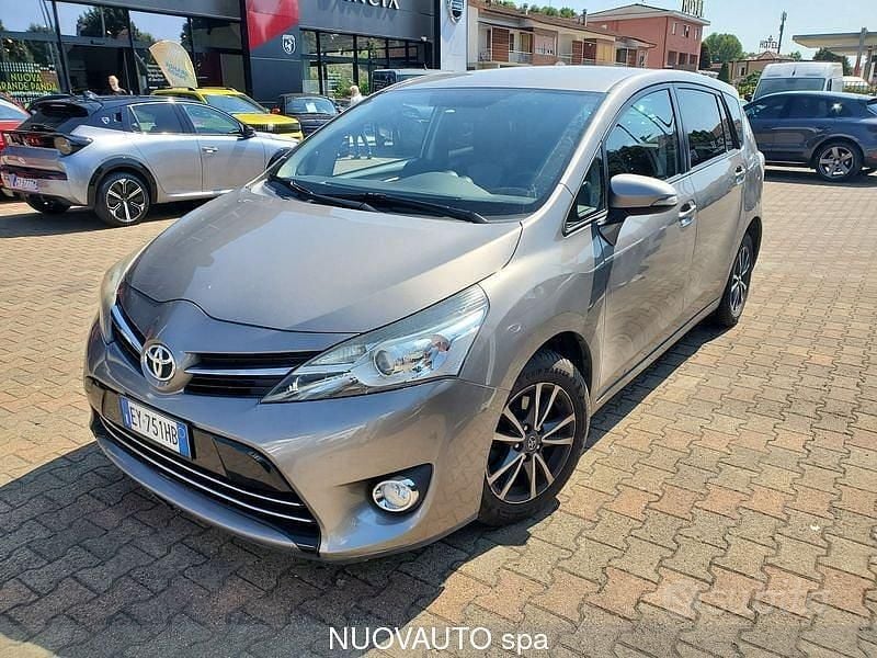 Argento Usata 2015 Toyota Verso Active Monovolume | 8900 € (Ottimo prezzo) - Immagine 1/4