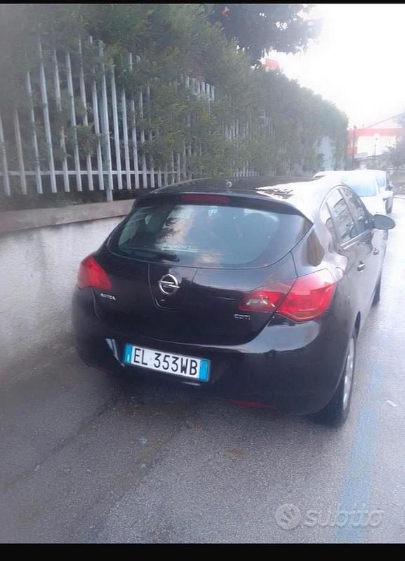 Usata Opel Astra 110 CV (80 kW) 2012 Nero