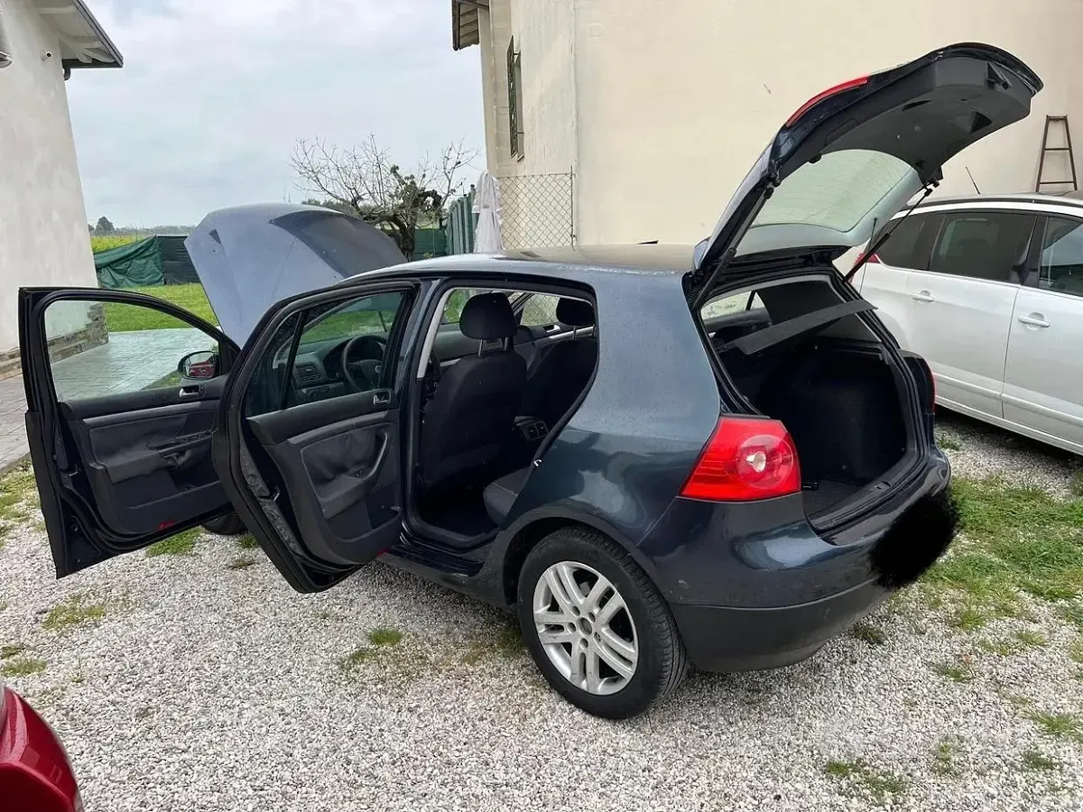 Begagnad VW Golf V Comfortline 102 HK (75 kW) 2007 Svart Sedan