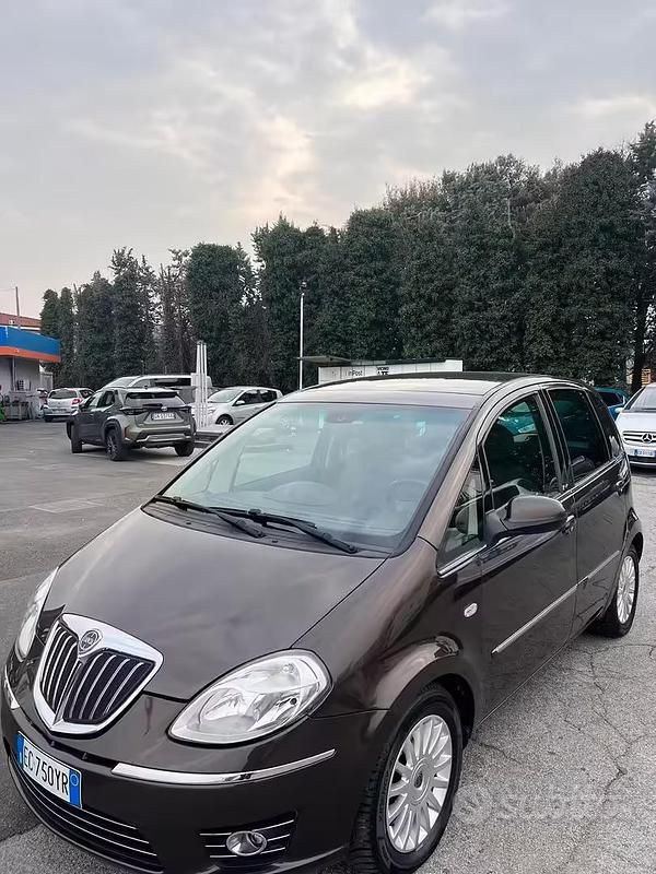 Usata Lancia Musa 95 CV (69 kW) 2010 Marrone Monovolume