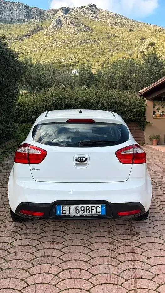 Usata Kia Rio Active 75 CV (55 kW) 2013 Bianco Berlina