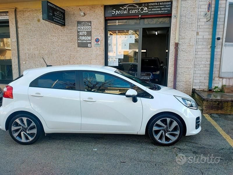 Usata Kia Rio Active 75 CV (55 kW) 2015 Bianco Berlina