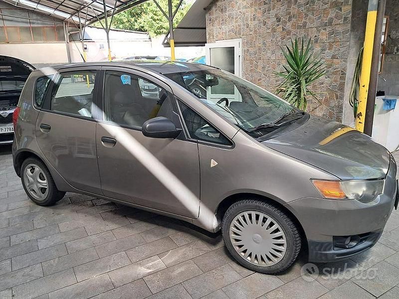 Grigio Usata 2010 Mitsubishi Colt Tre volumi | 3400 € (Ottimo prezzo) - Immagine 1/4