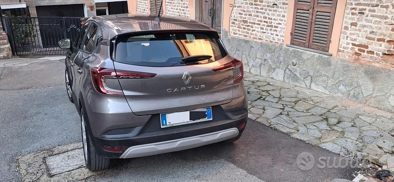 Usata Renault Captur 101 CV (74 kW) 2023 Grigio SUV