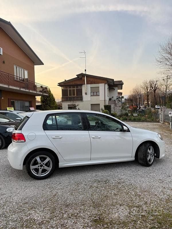 Usata VW Golf VI Highline 104 CV (76 kW) 2011 Bianco Utilitaria