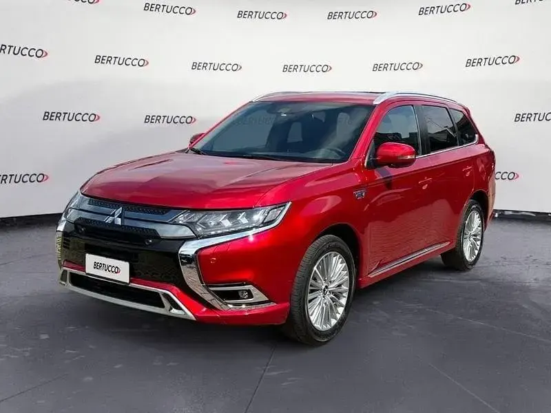 Usata Mitsubishi Outlander P-HEV 224 CV (164 kW) 2019 Rosso SUV
