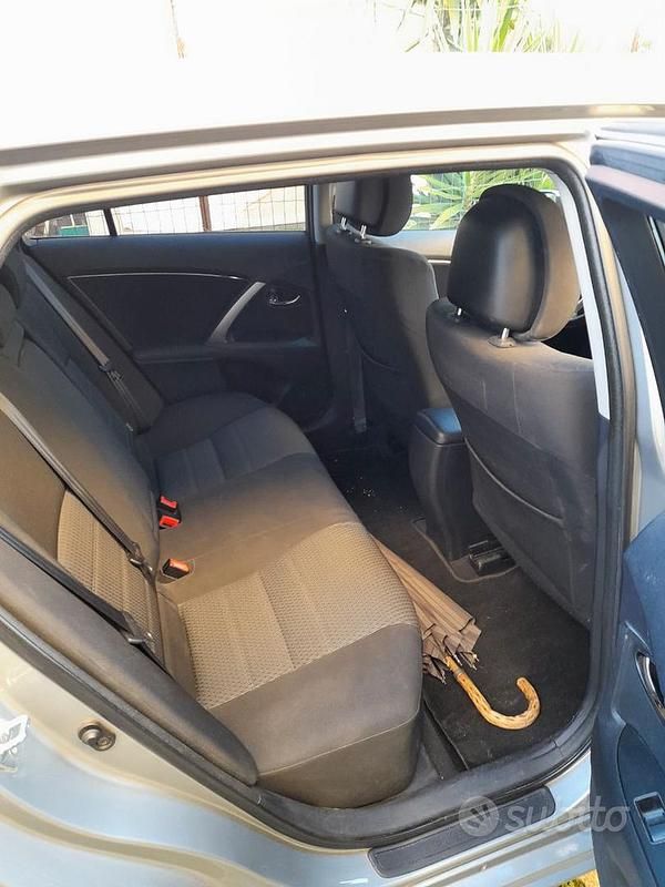 Usata Toyota Avensis T2 124 CV (91 kW) 2014 Grigio Berlina