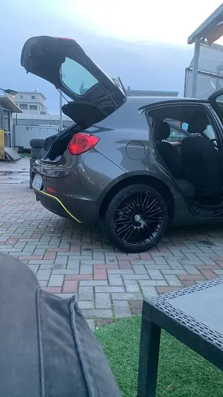 Usata Alfa Romeo Giulietta Distinctive 120 CV (88 kW) 2015 Grigio Utilitaria
