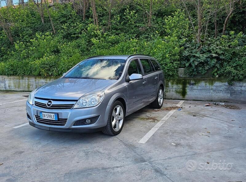 Usata 2009 Opel Astra Station wagon | 4200 € (Molto cara) - Immagine 1/4