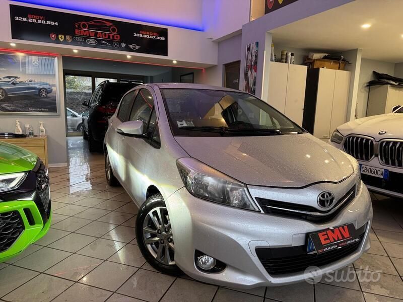 Grigio Usata 2014 Toyota Yaris Lounge Tre volumi | 6500 € (Buon prezzo) - Immagine 1/4