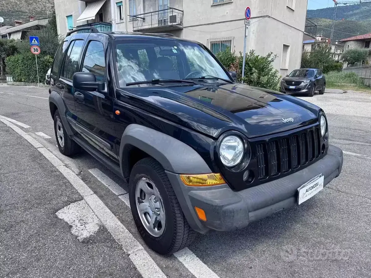Usata Jeep Cherokee Sport 163 CV (119 kW) 2006 Antracite pastello SUV