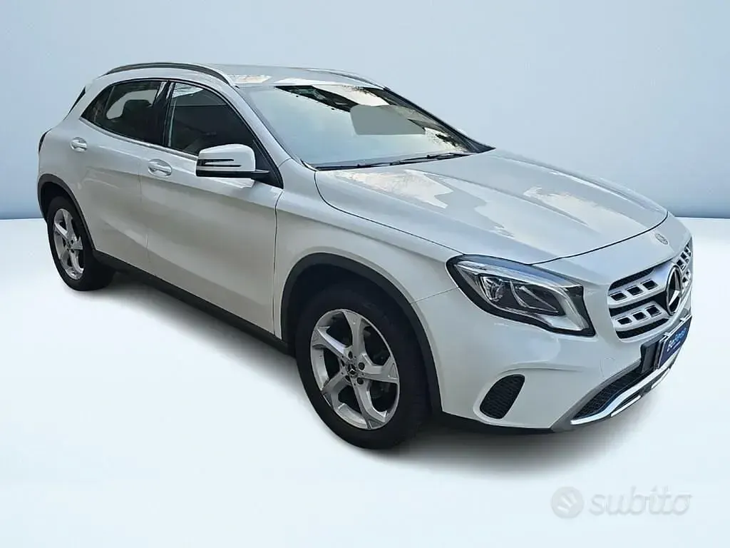 Usata Mercedes GLA200 156 CV (114 kW) 2019 Bianco pastello SUV