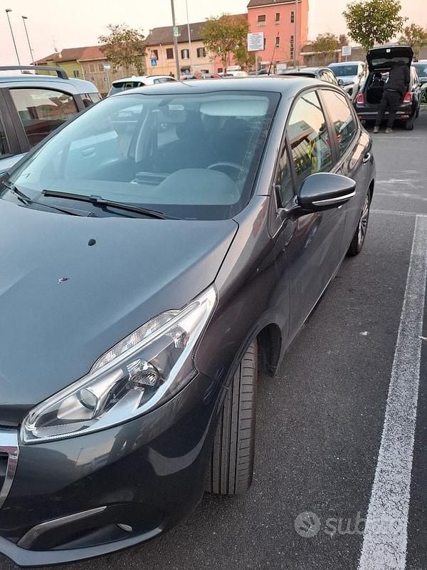 Usata Peugeot 208 82 CV (60 kW) 2016 Grigio Utilitaria