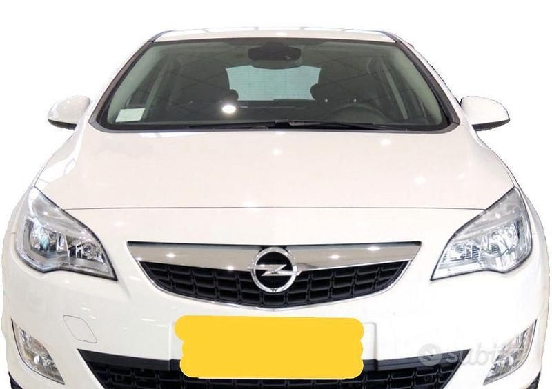 Usata Opel Astra 140 CV (102 kW) 2013 Bianco Berlina