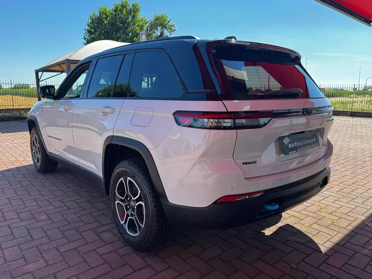 Usata Jeep Grand Cherokee Trailhawk 272 CV (200 kW) 2023 Bianco pastello SUV