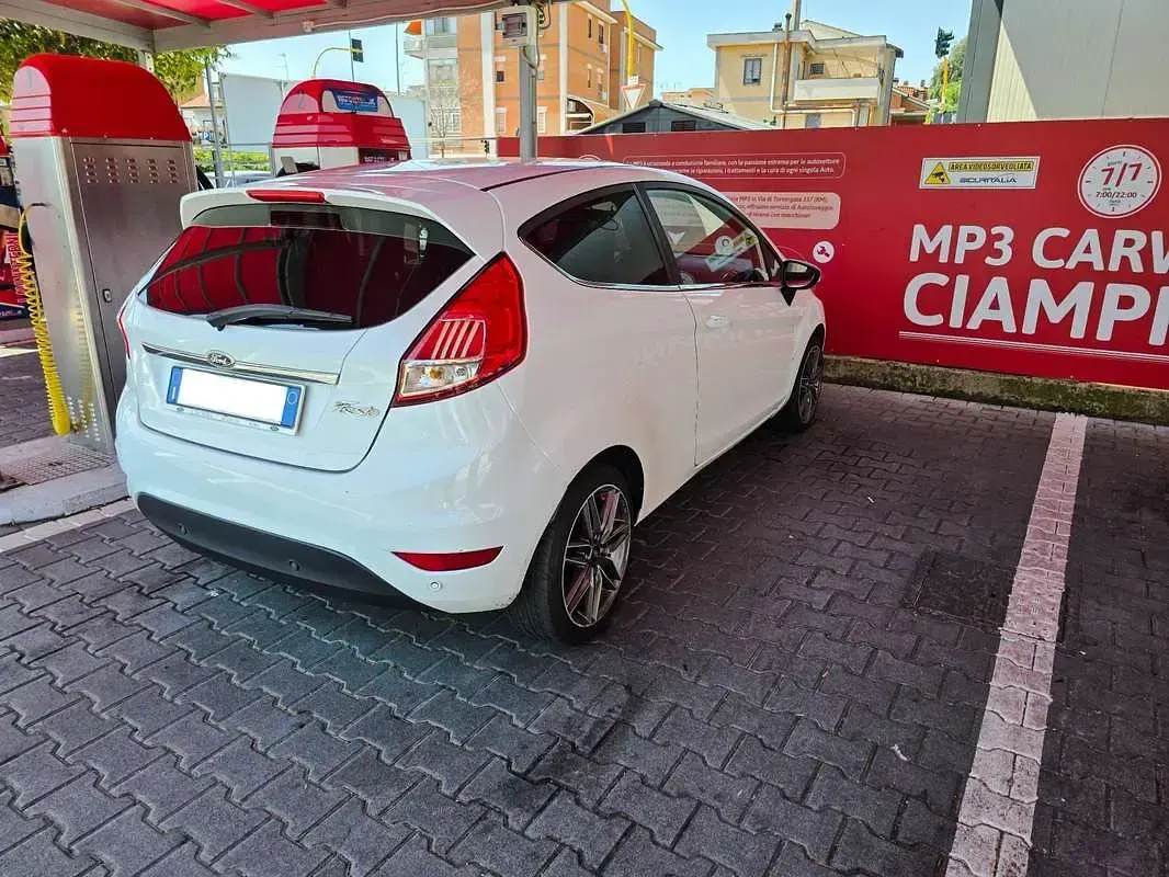 Usata Ford Fiesta Titanium 95 CV (69 kW) 2015 Bianco Utilitaria