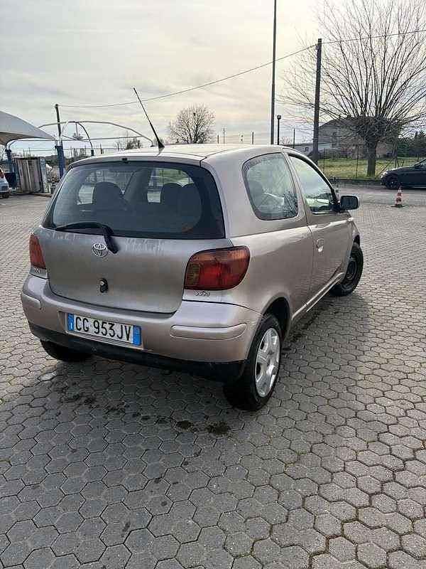 Usata Toyota Yaris Sol 68 CV (50 kW) 2003 Grigio Berlina