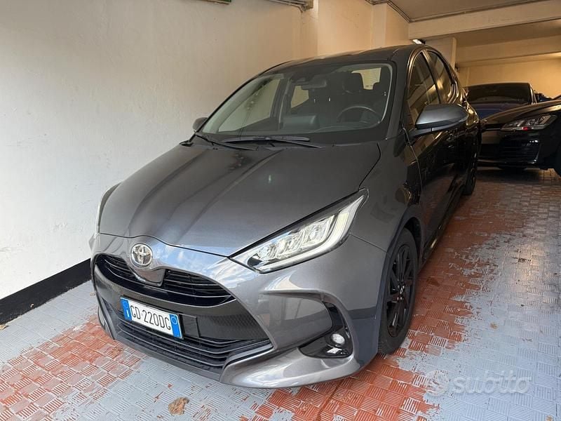 Grigio Usata 2020 Toyota Yaris Trend Tre volumi | 14.800 € (Buon prezzo) - Immagine 1/4