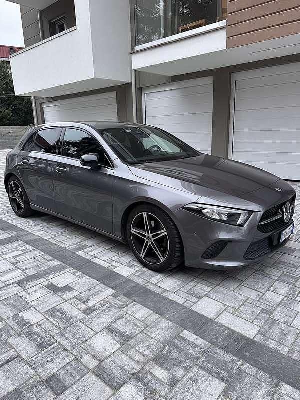 Usata Mercedes A180 116 CV (85 kW) 2019 Grigio Berlina