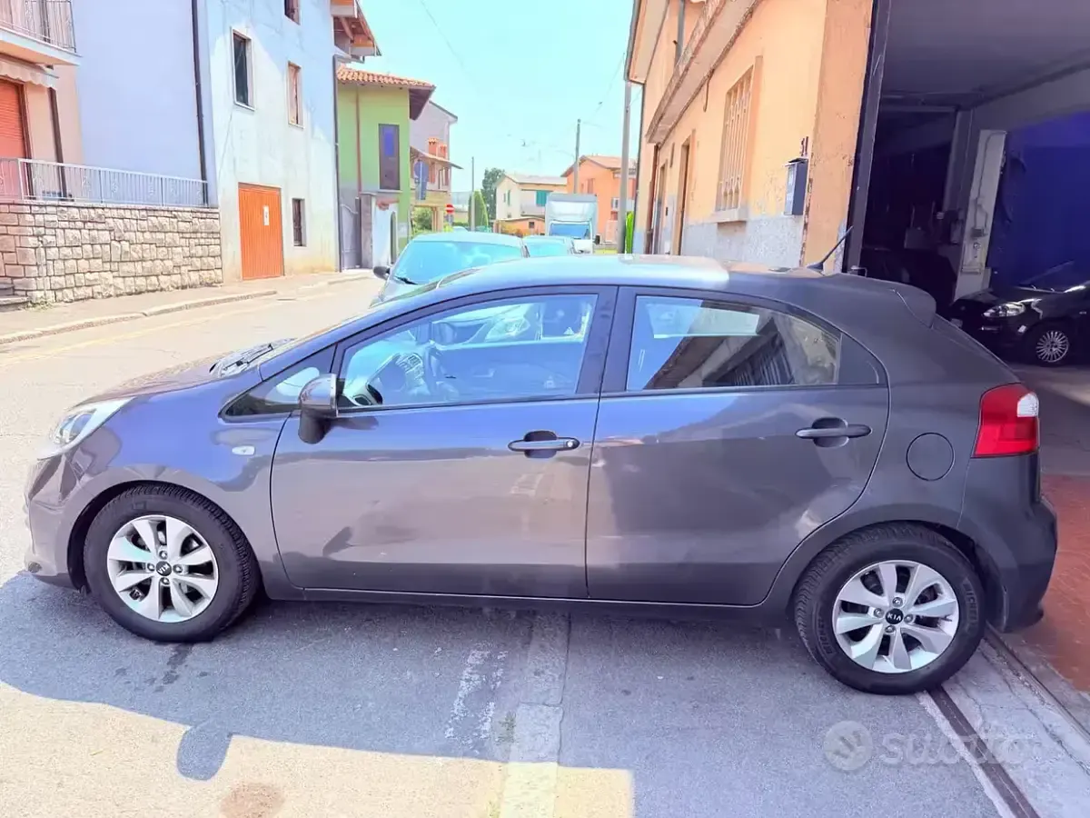 Usata Kia Rio 85 CV (62 kW) 2015 Grigio Berlina