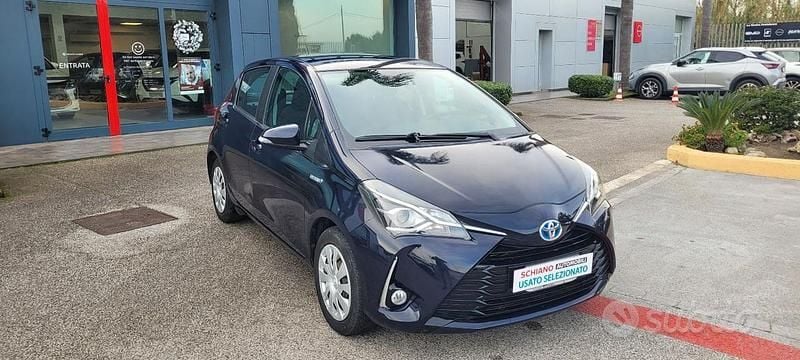 Usata Toyota Yaris Hybrid Cool 73 CV (53 kW) 2019 Blu Berlina