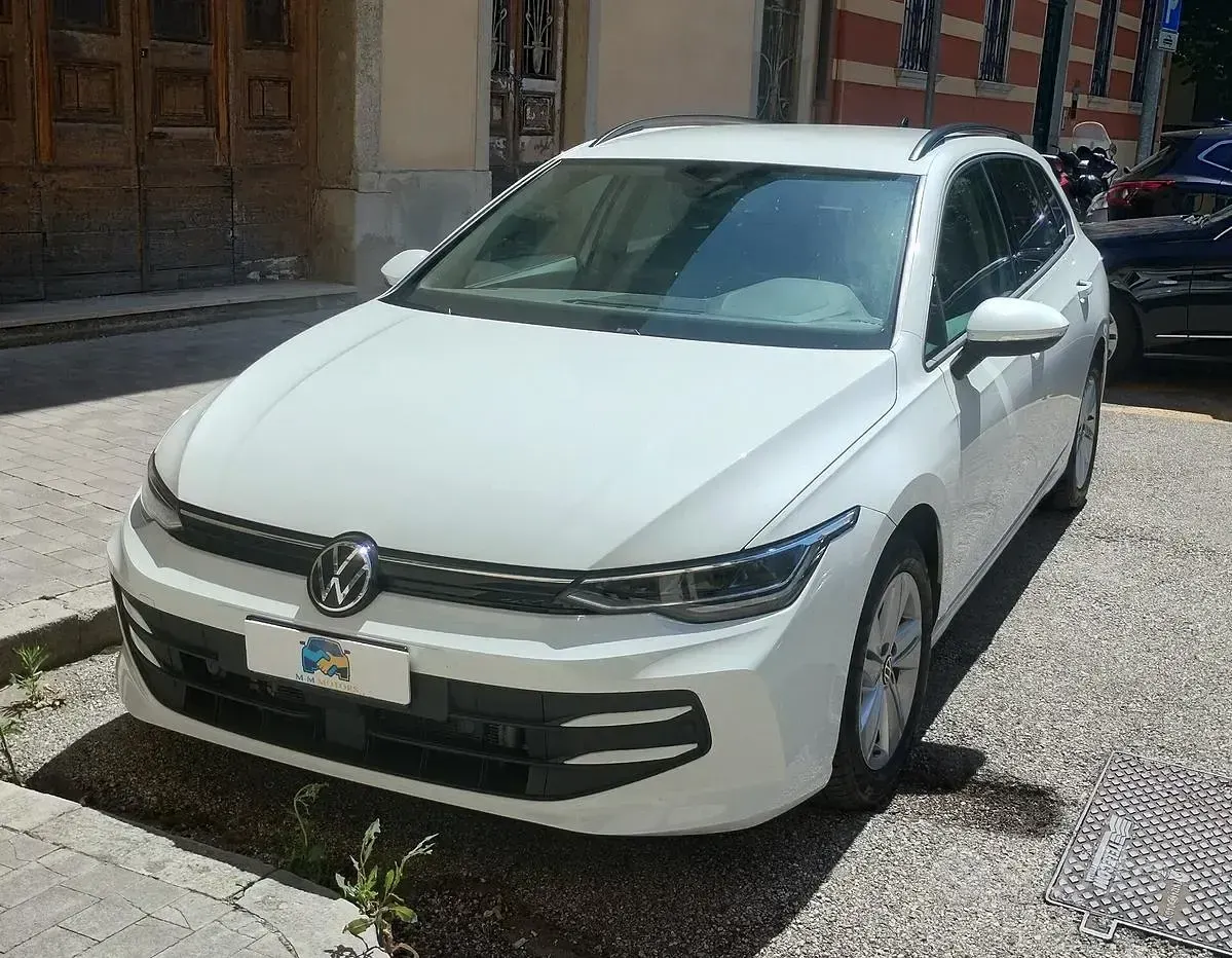 Usata VW Golf VIII Life 115 CV (84 kW) 2024 Bianco Station wagon
