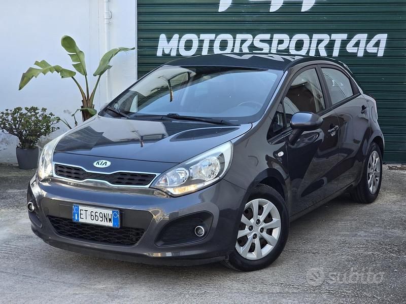 Usado Kia Rio 75 HP (55 kW) 2014 Cinzento Sedan