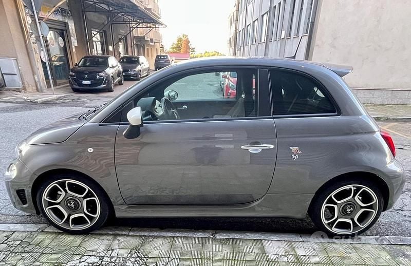 Begagnad Abarth 595 Turismo 165 HK (121 kW) 2022 Grå Sedan