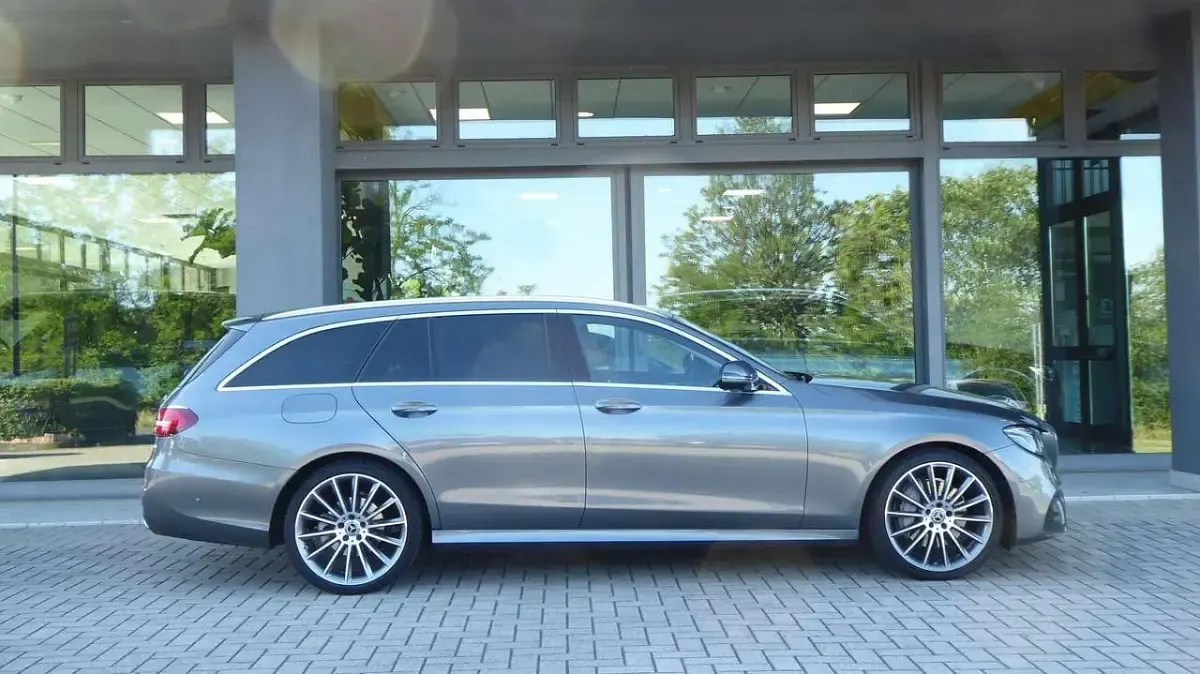 Usata Mercedes E220 Premium 194 CV (142 kW) 2020 Grigio Station wagon