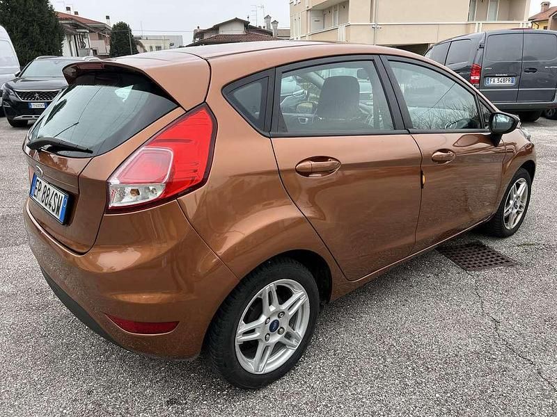 Usata Ford Fiesta Ambiente 75 CV (55 kW) 2013 Arancione Utilitaria