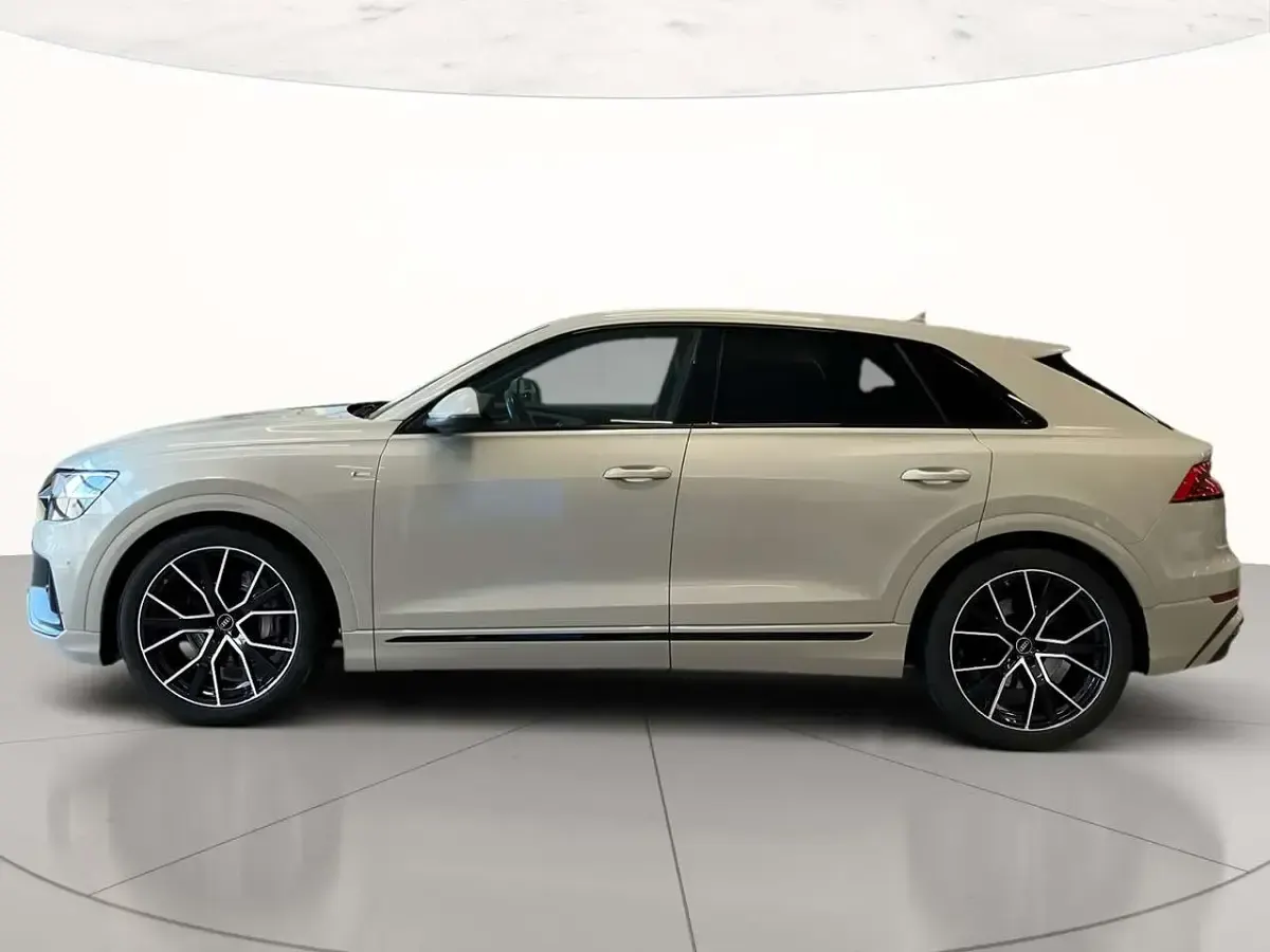 Usata Audi Q8 Sport 286 CV (210 kW) 2023 Beige vigogna metallizzato SUV