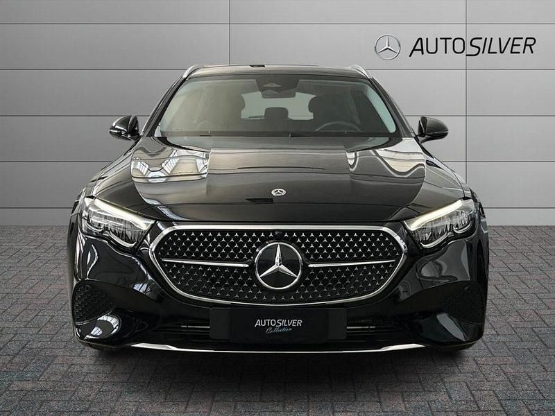 Usata Mercedes E200 Advanced 163 CV (119 kW) 2025 Nero / pastello Berlina