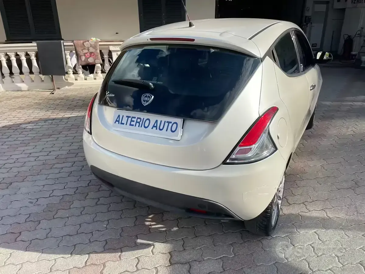 Usata Lancia Ypsilon Gold 69 CV (50 kW) 2012 Bianco Utilitaria